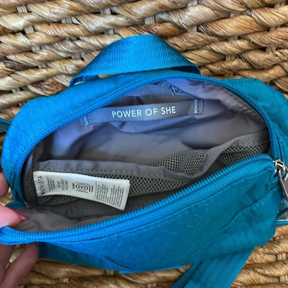 Athleta Excursion Mini Belt Bag Crossbody Fanny Pack Turquoise NWT - Picture 6 of 10